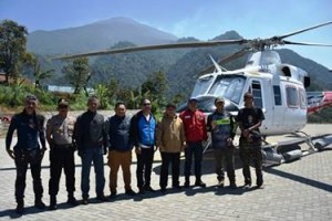 Berlatar belakang, helikopter water bombing, Sekga berfoto bersama disele-sela kuningannya di Pos Pendakian Palutungan. 